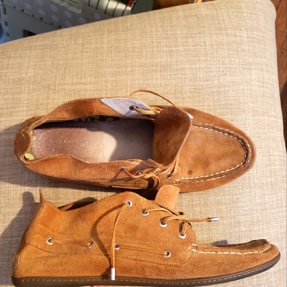 Woman's Sperry Camel/Tan Suede  Deck Shoes 9m